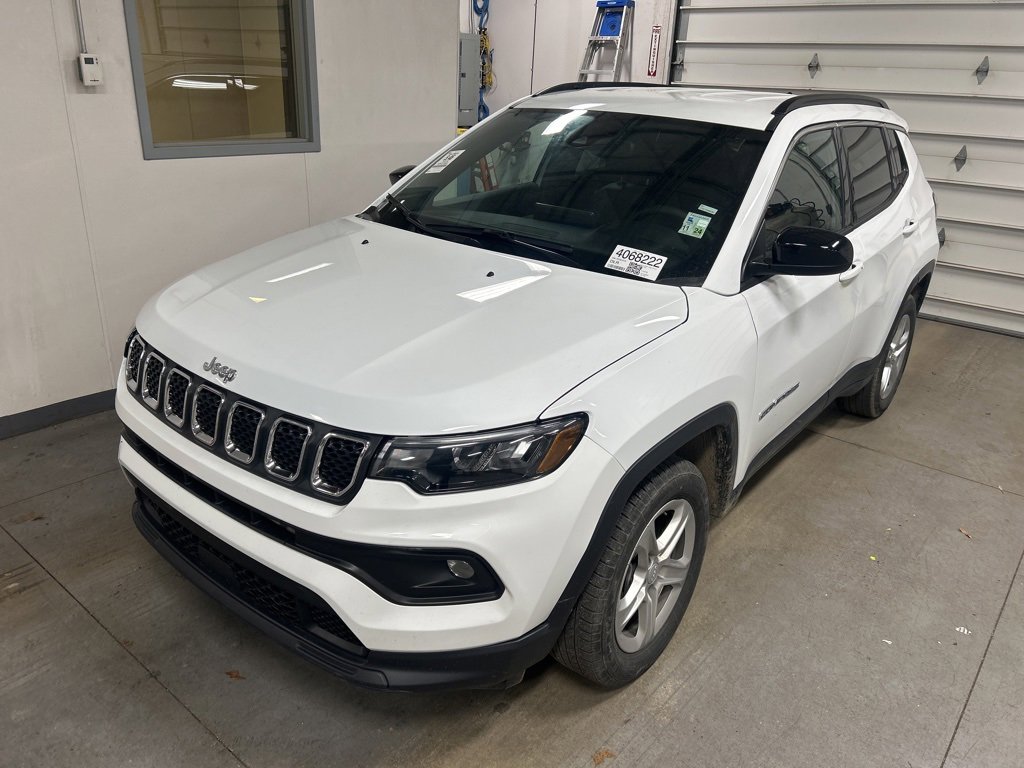 Used 2024 Jeep Compass Latitude w/ Altitude Special Edition image 2