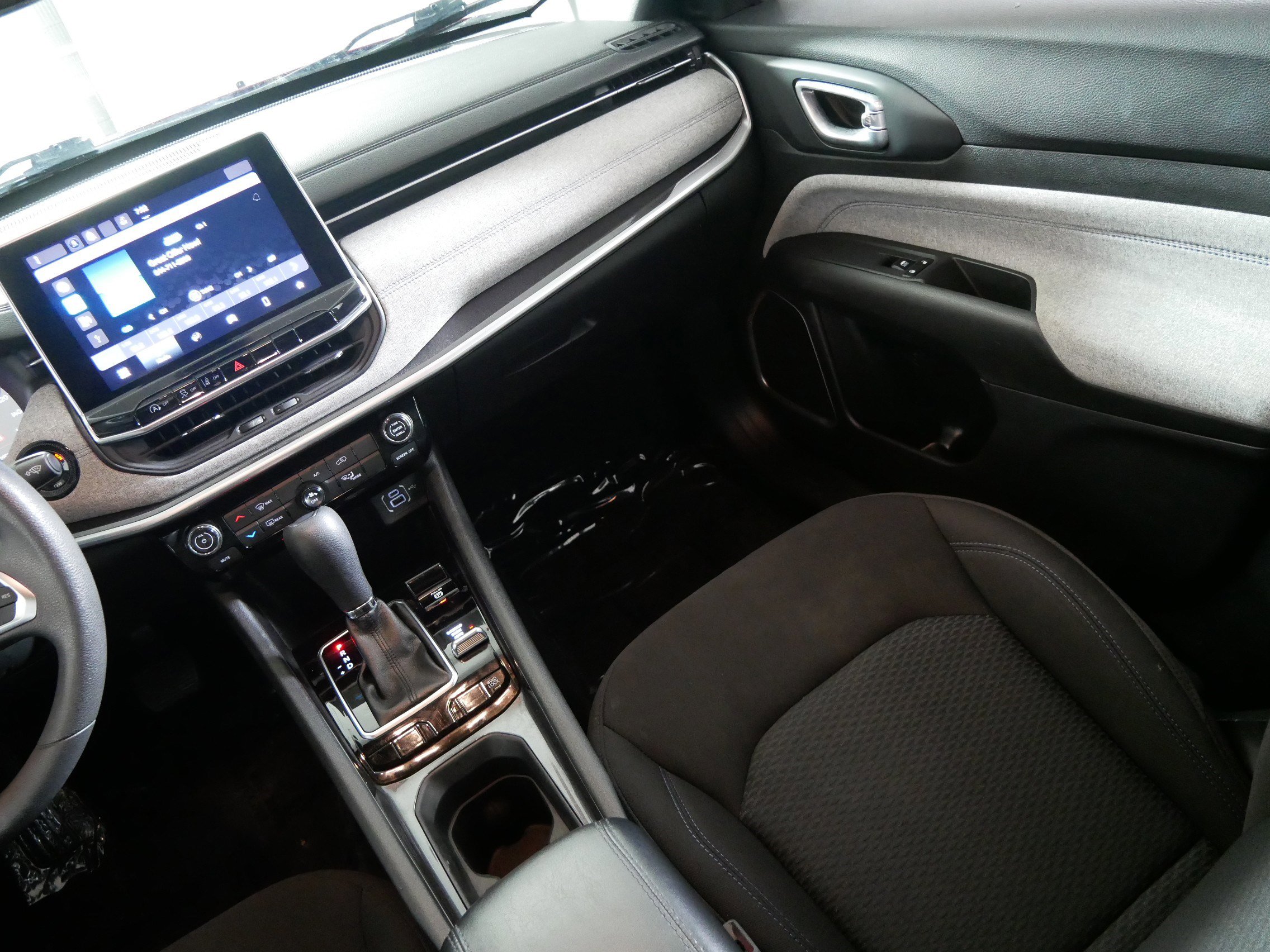 Used 2023 Jeep Compass Sport image 11