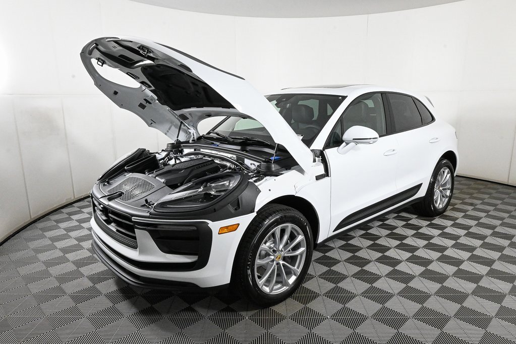 Certified 2025 Porsche Macan image 34