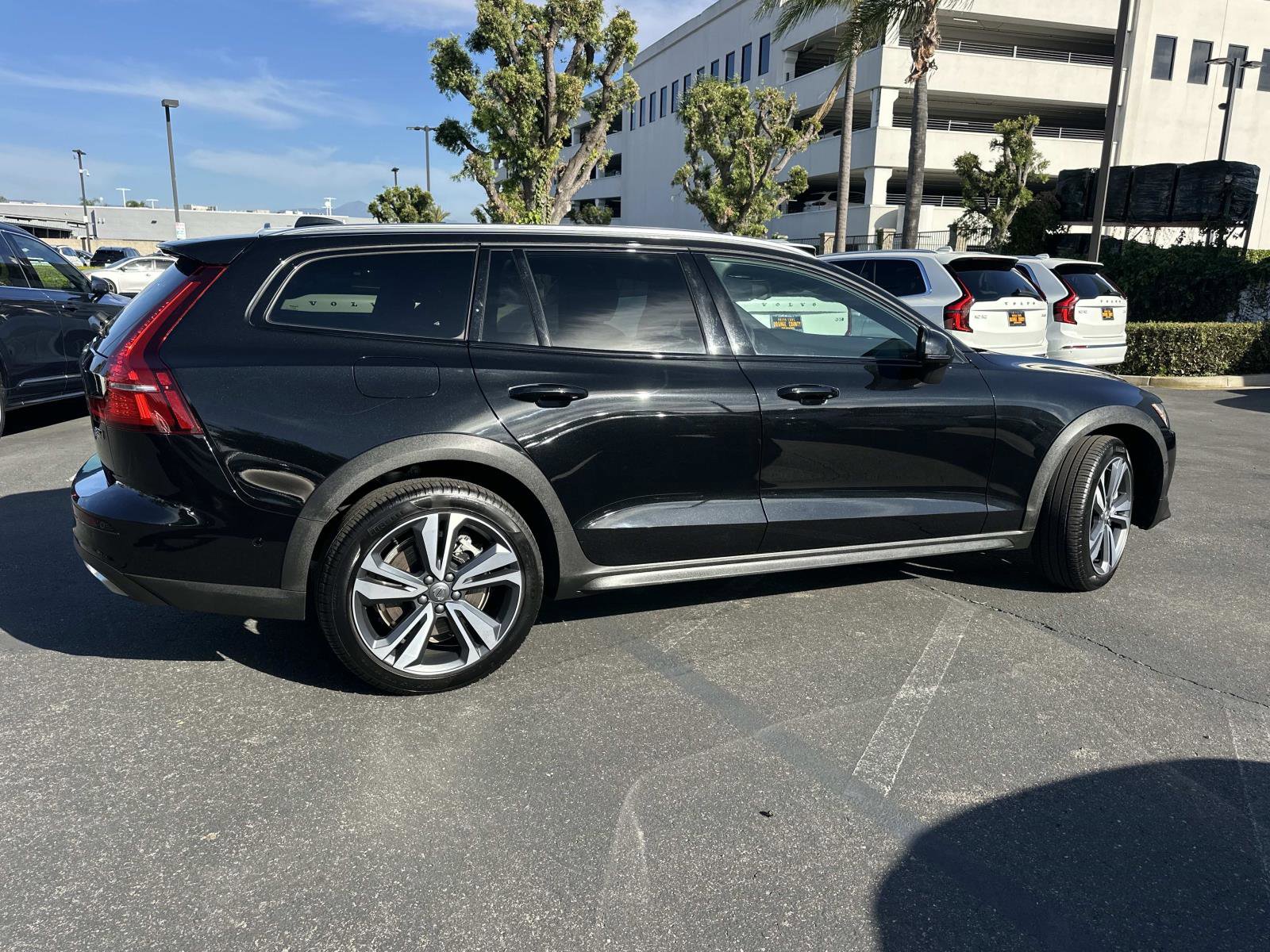 Certified 2025 Volvo V60 B5 Cross Country Plus image 4