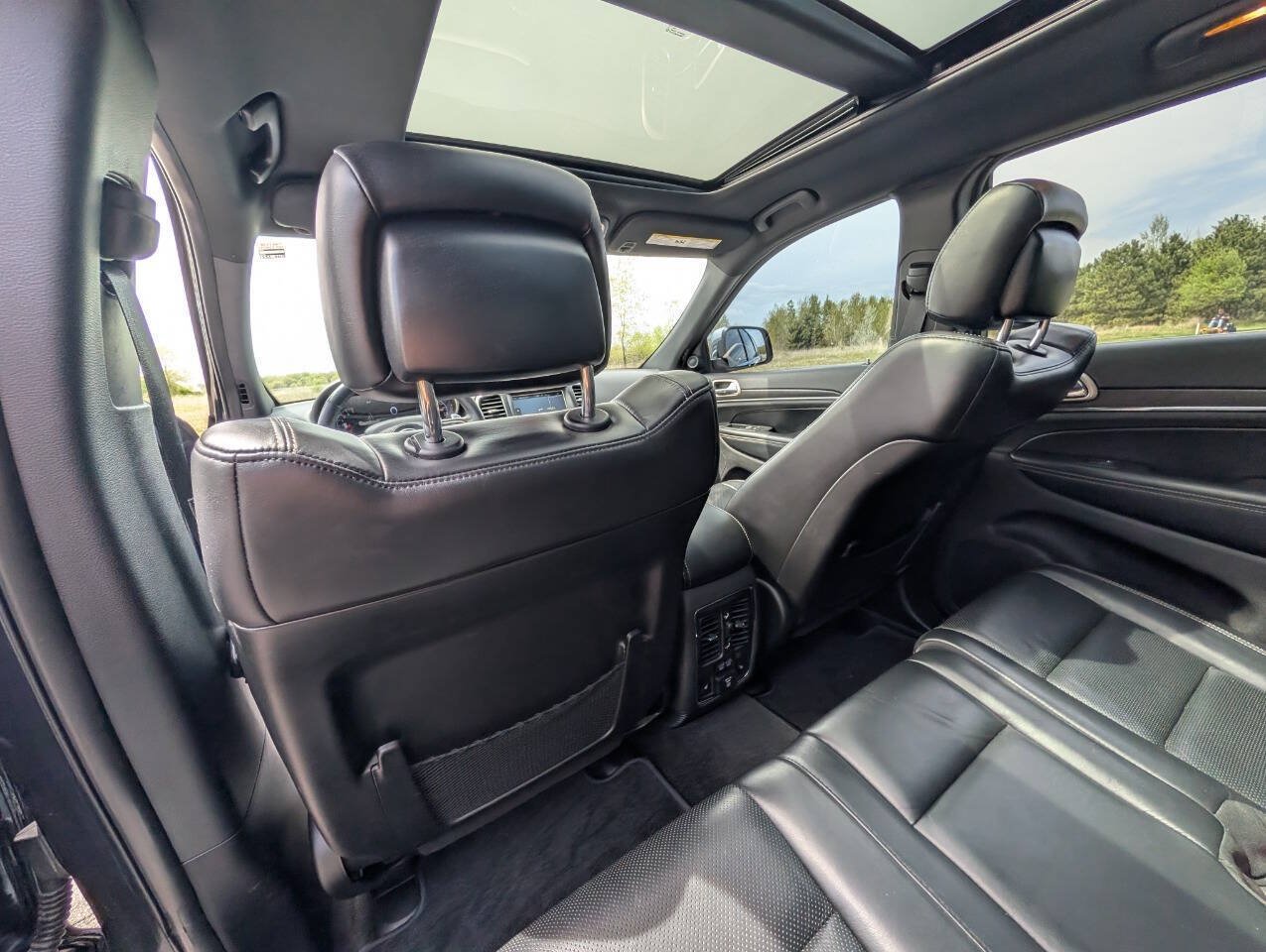 Used 2015 Jeep Grand Cherokee Limited w/ Luxury Group II AWD/4WD image 16