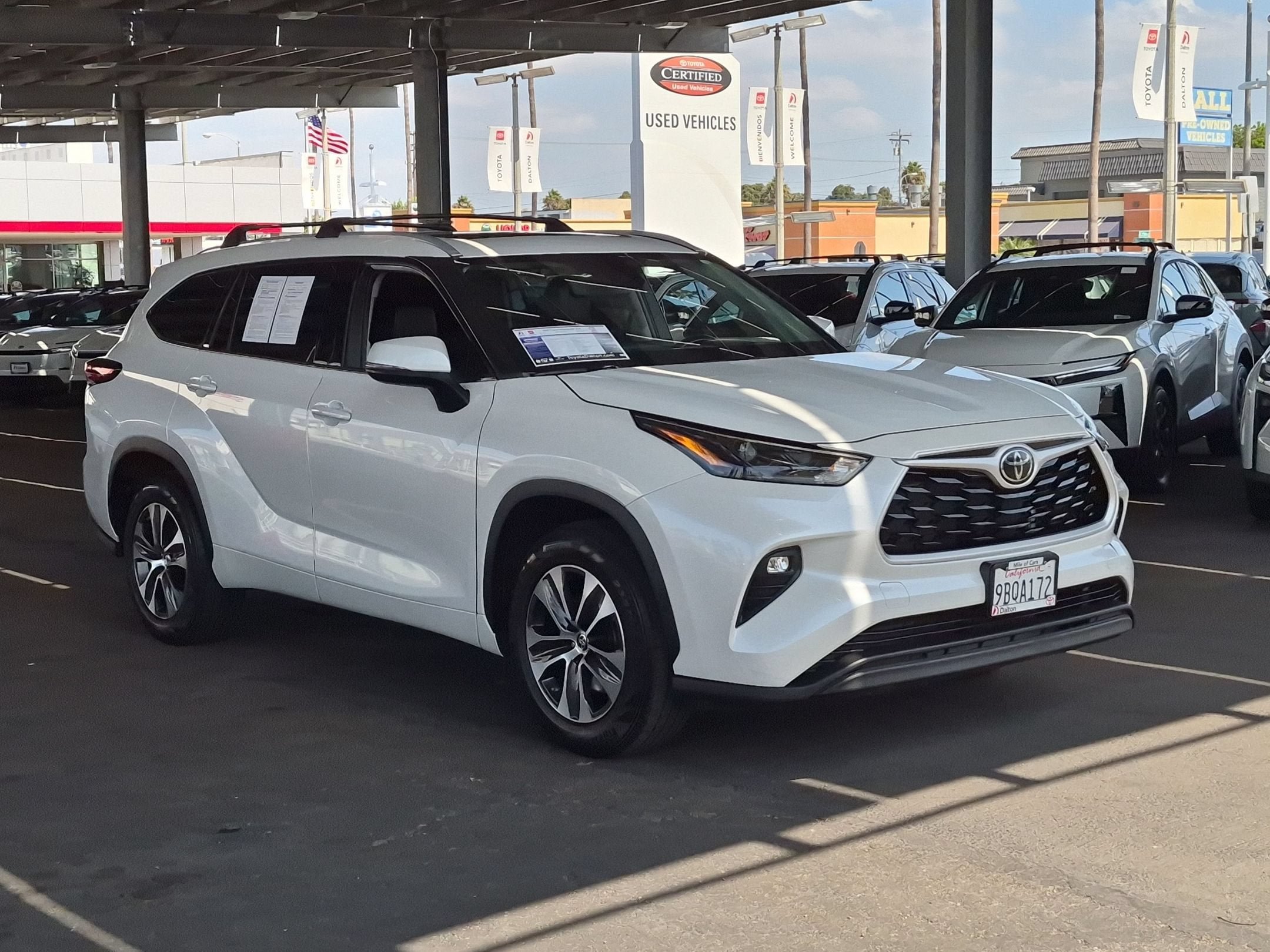 Used 2022 Toyota Highlander XLE FWD image 2