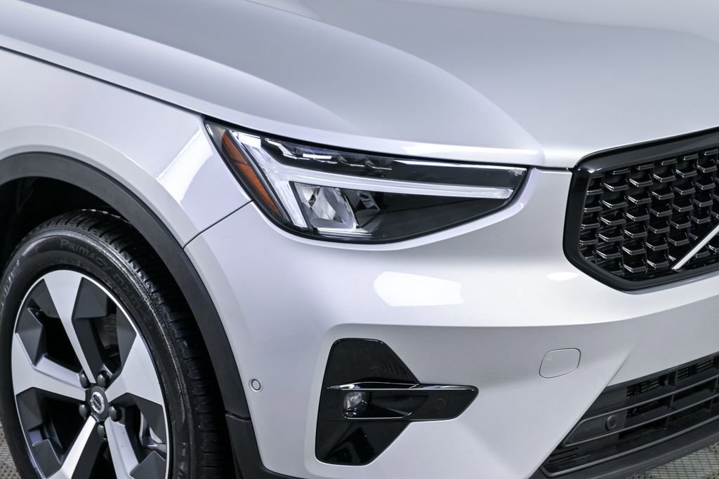 Certified 2025 Volvo XC40 B5 Plus image 38