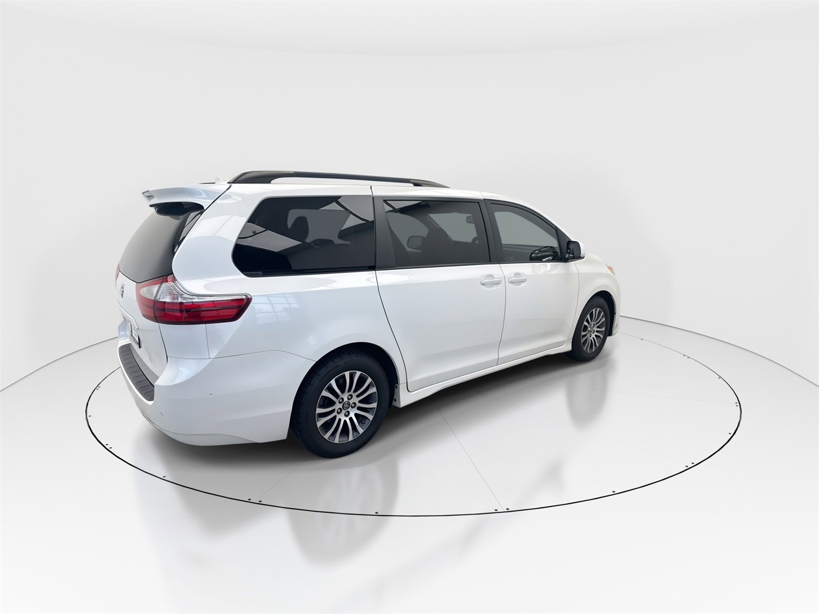 Used 2018 Toyota Sienna XLE w/ XLE Navigation Package image 8