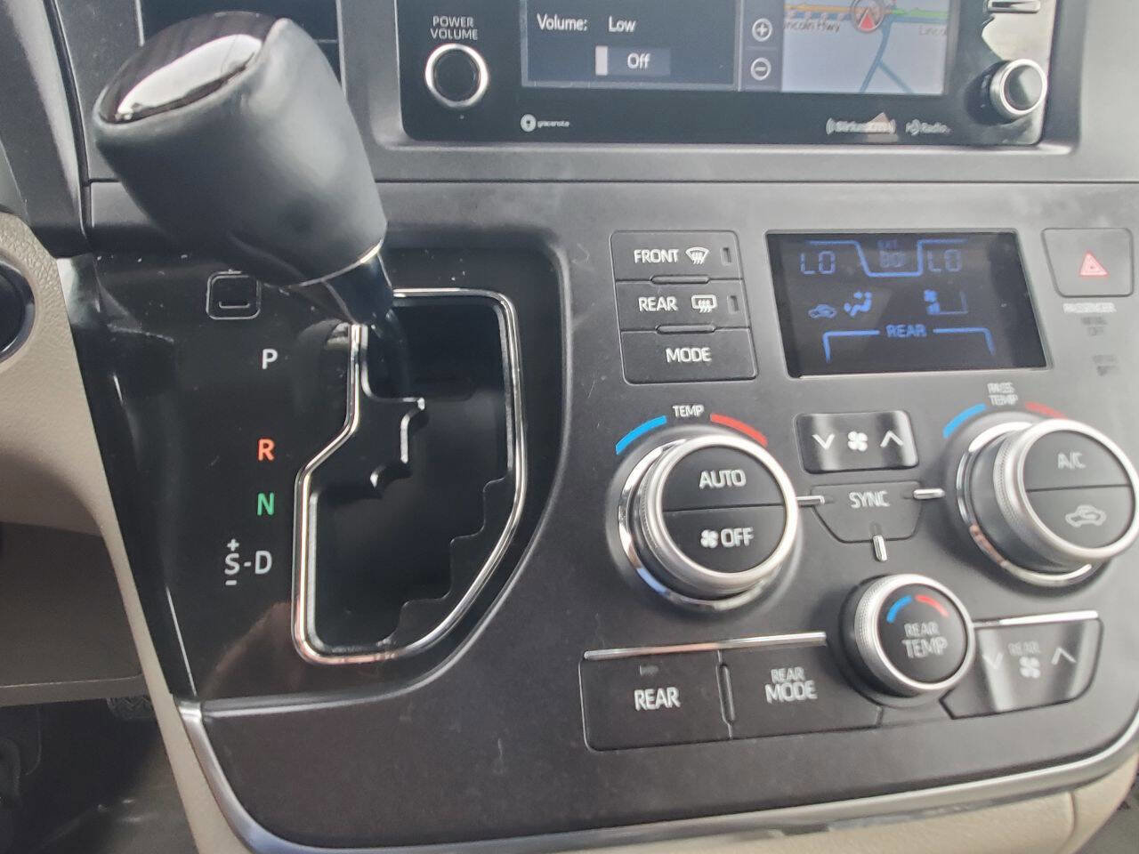 Used 2018 Toyota Sienna XLE Premium w/ Carpet Mat Package image 15