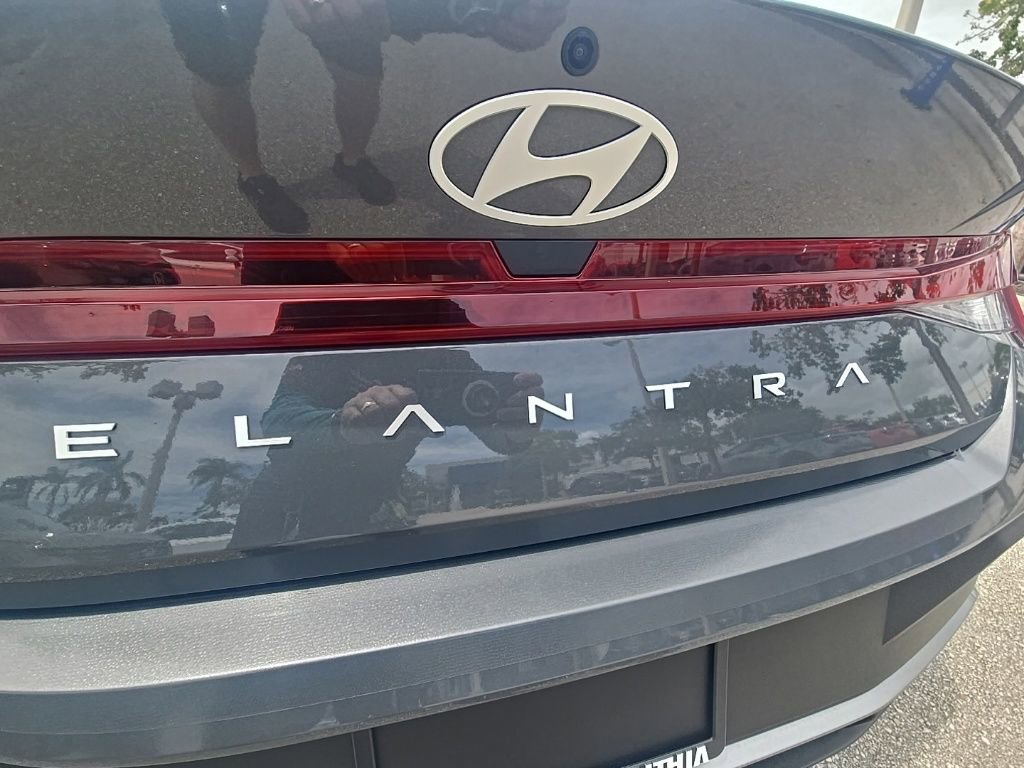 Used 2024 Hyundai Elantra SE image 11
