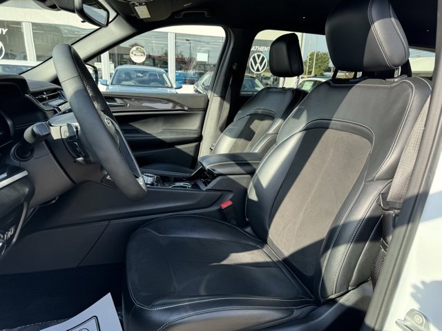 Used 2023 Jeep Grand Cherokee L Altitude image 12