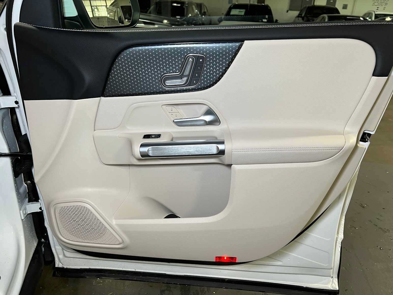 Used 2025 Mercedes-Benz GLB 250 4MATIC image 11