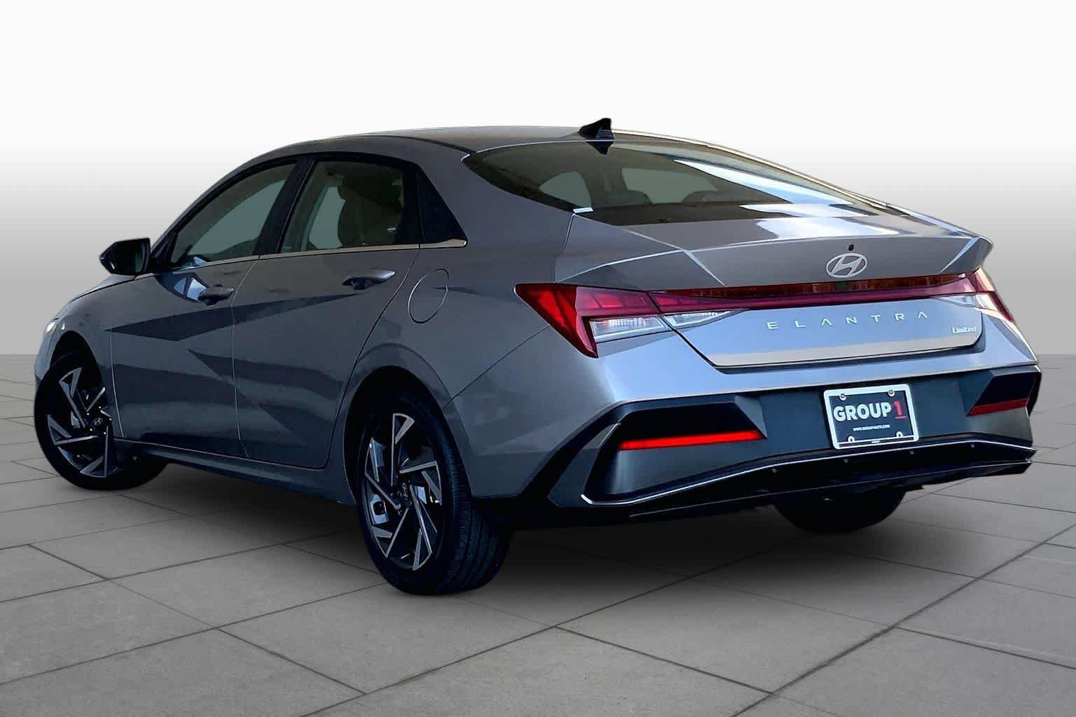 Used 2025 Hyundai Elantra Limited FWD image 12