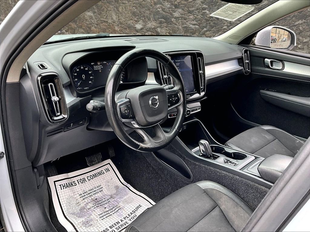 Used 2020 Volvo XC40 T5 Momentum image 12