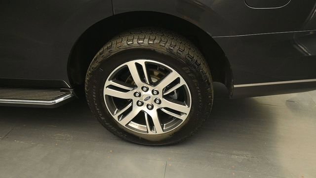 Used 2022 Ford Expedition Limited AWD/4WD image 9