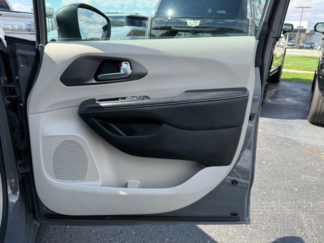 Used 2023 Chrysler Pacifica Touring-L FWD image 12