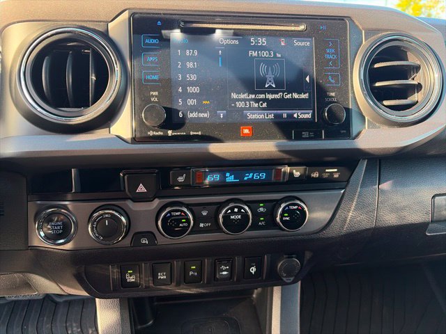Used 2017 Toyota Tacoma TRD Sport AWD/4WD image 12
