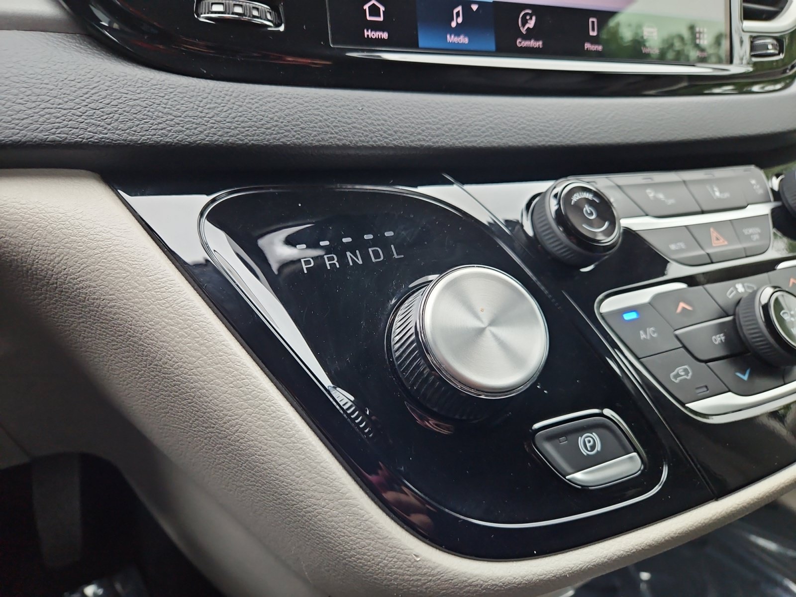 Used 2024 Chrysler Pacifica Touring-L FWD image 22