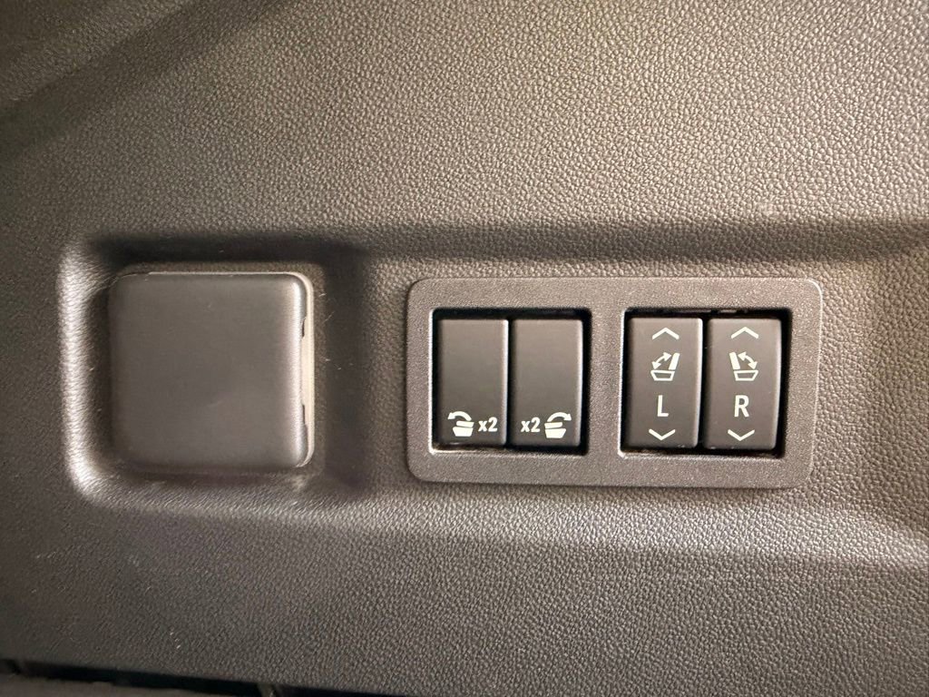 Used 2023 Chevrolet Tahoe High Country image 9