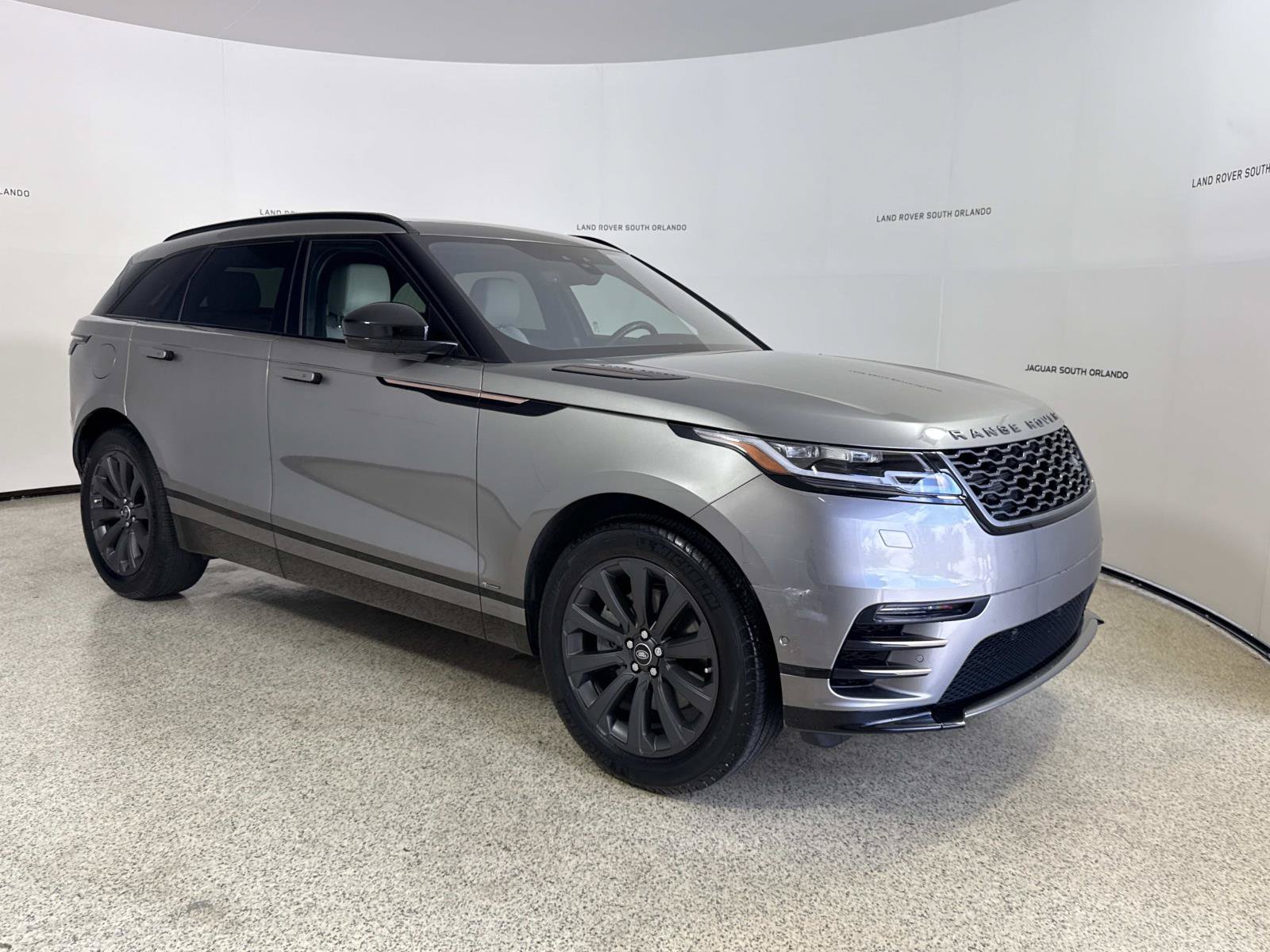 Used 2018 Land Rover Range Rover Velar R-Dynamic SE AWD/4WD image 7