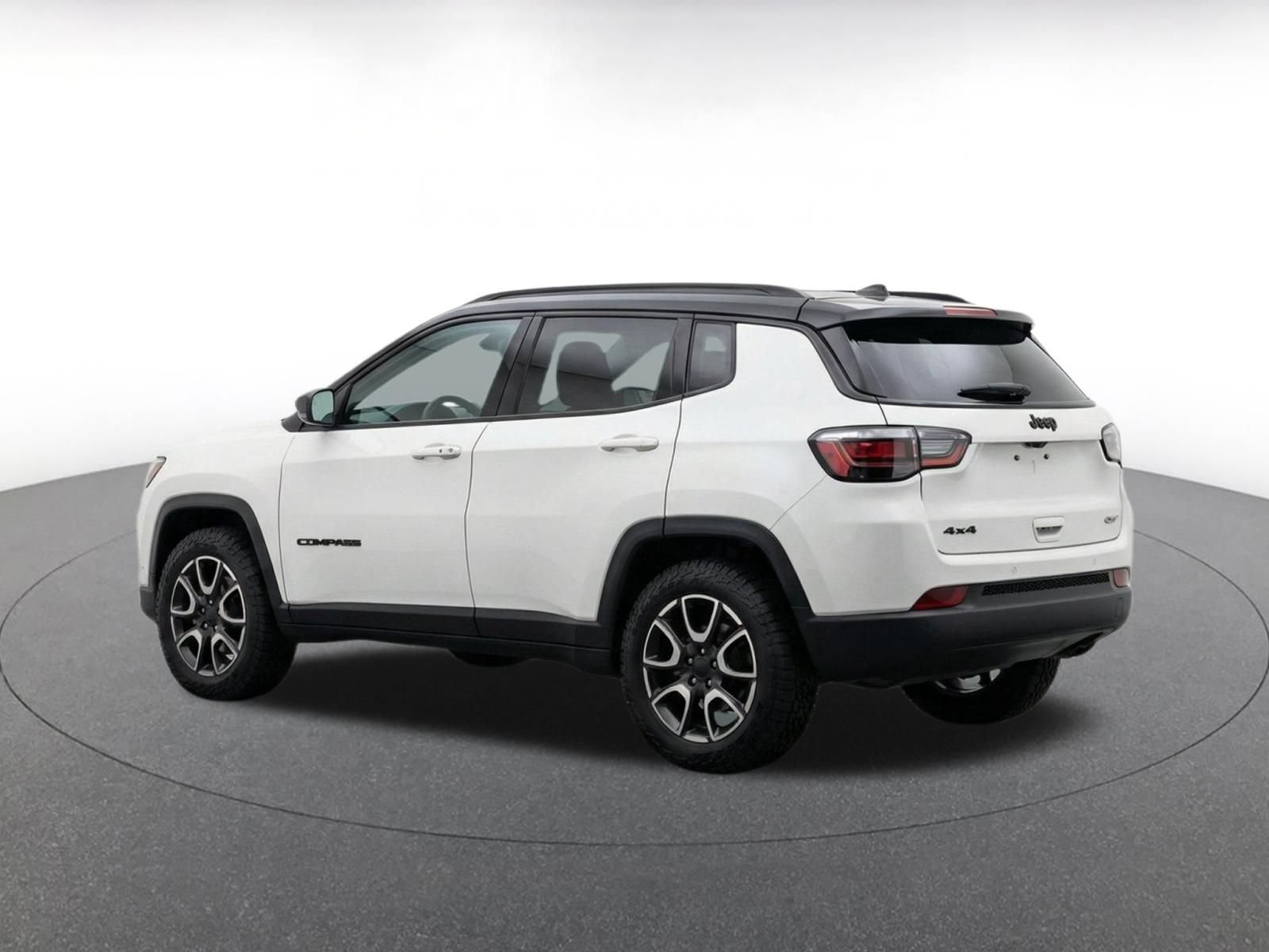 Used 2025 Jeep Compass Trailhawk AWD/4WD image 7