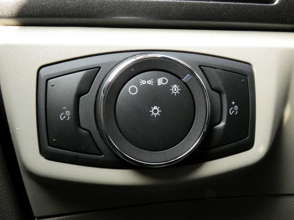 Used 2019 Ford Fusion SE FWD image 22