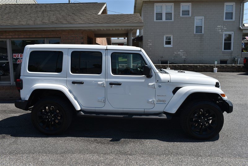 Used 2024 Jeep Wrangler Unlimited Sahara w/ Technology Group AWD/4WD image 2