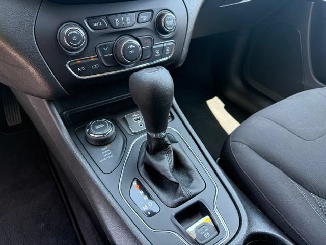 Used 2021 Jeep Cherokee Latitude AWD/4WD image 33