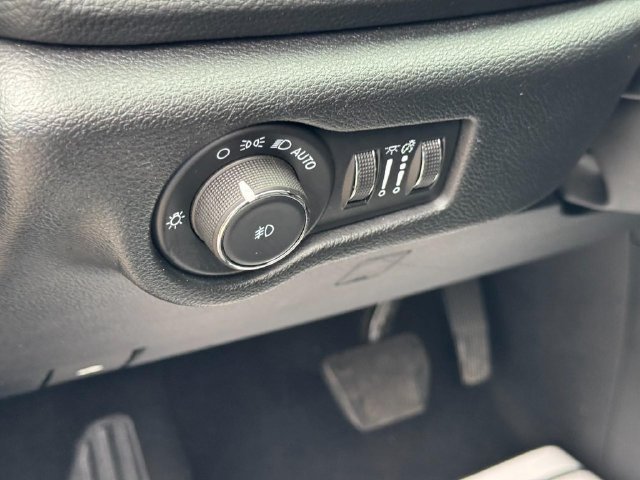 Used 2025 Chrysler Pacifica Limited FWD image 22