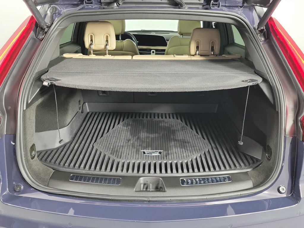 Used 2025 Cadillac XT4 Premium Luxury FWD image 9