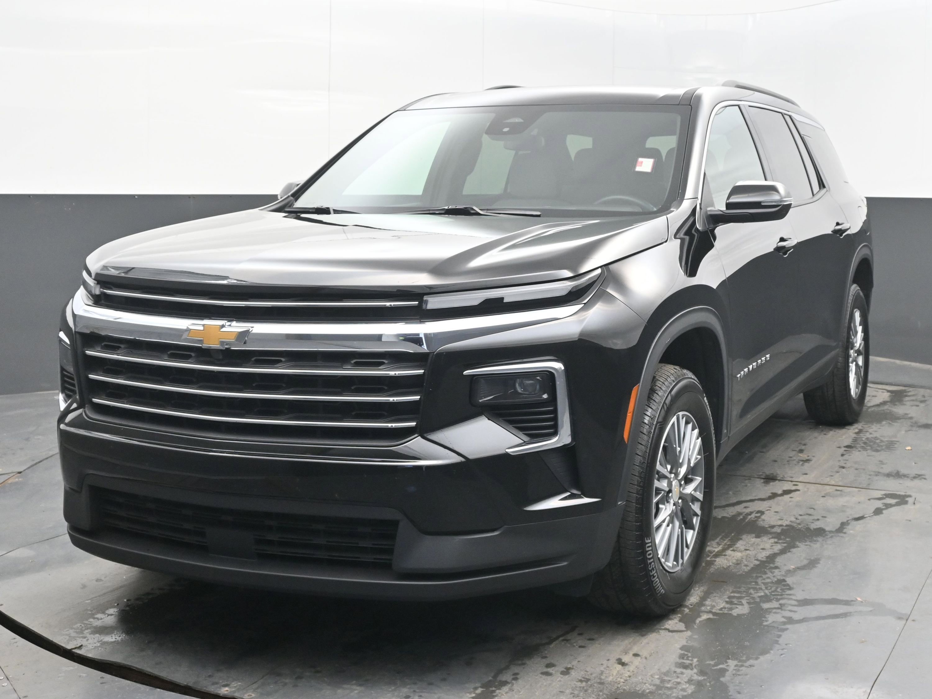 Used 2025 Chevrolet Traverse LT image 4
