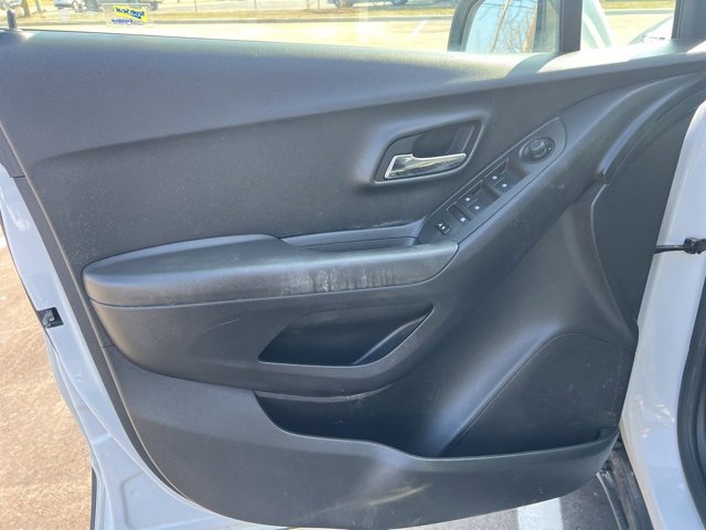 Used 2017 Chevrolet Trax LT w/ LT Convenience Package image 18