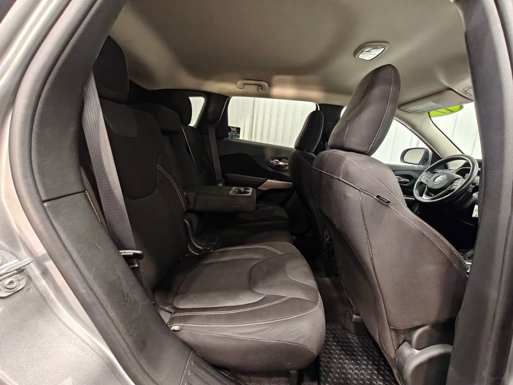 Used 2017 Jeep Cherokee Latitude w/ Cold Weather Group FWD image 20