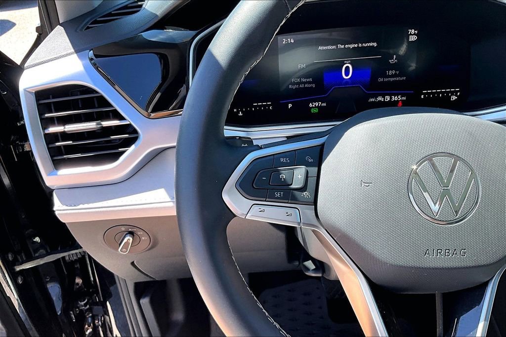 Certified 2025 Volkswagen Taos SE w/ Panoramic Sunroof Package image 24