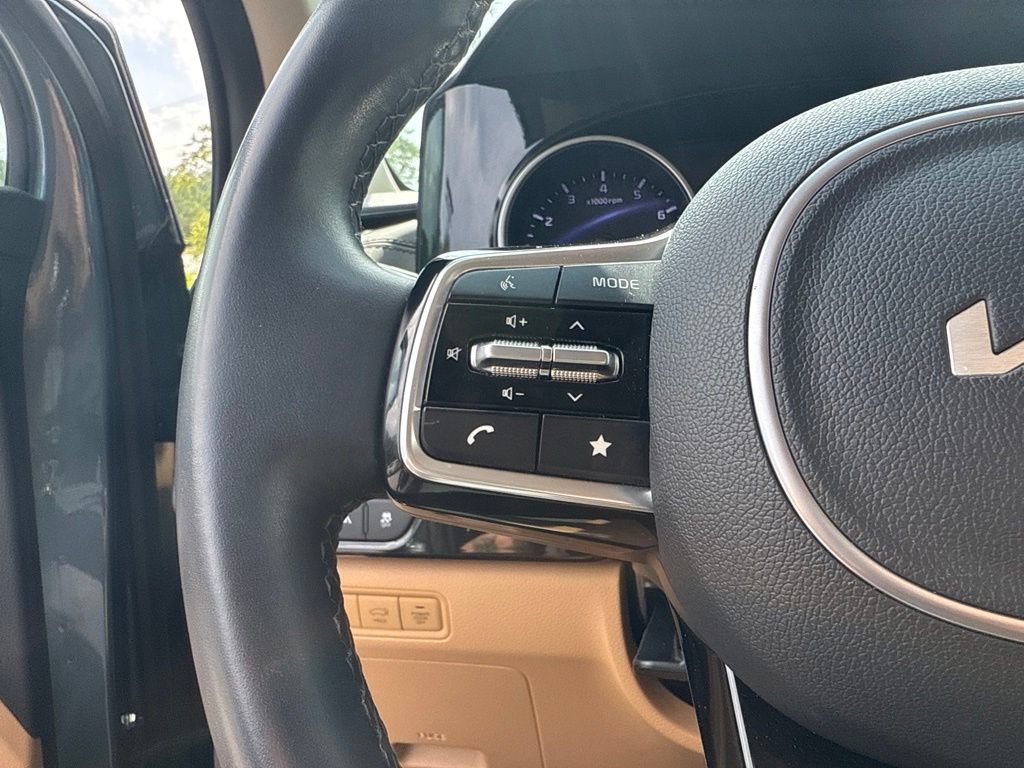 Used 2024 Kia Carnival EX FWD image 9