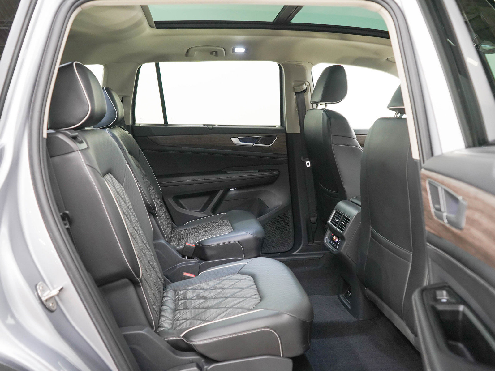 Used 2024 Volkswagen Atlas SEL Premium R-Line AWD/4WD image 12