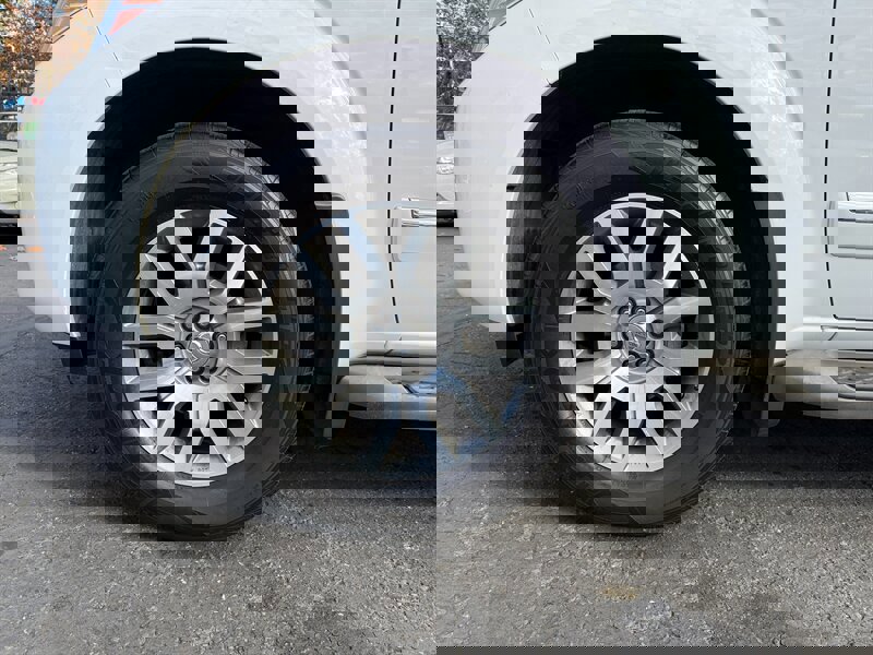 Used 2011 Nissan Pathfinder LE w/ Navigation Pkg image 9