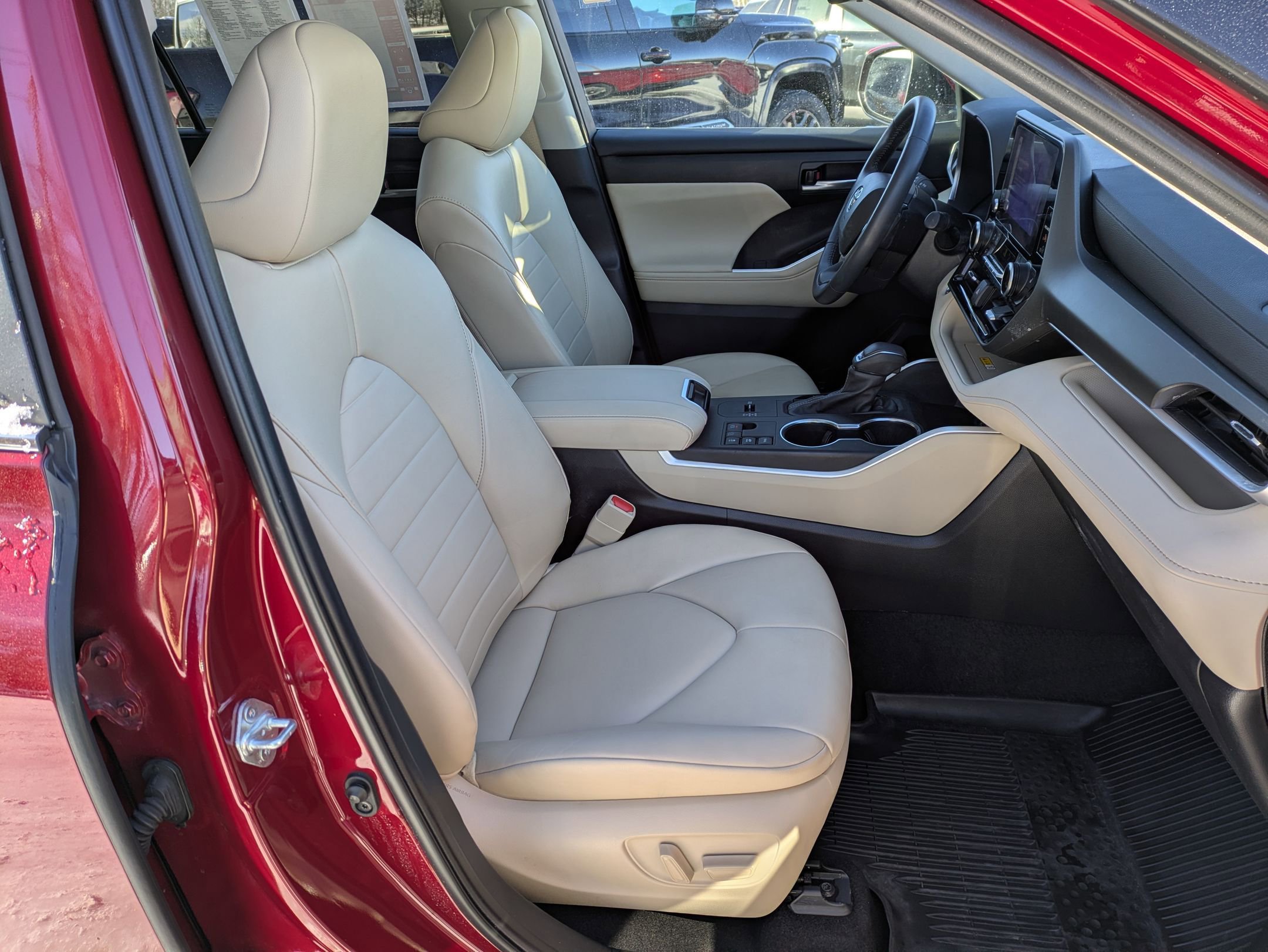 Used 2023 Toyota Highlander XLE image 24