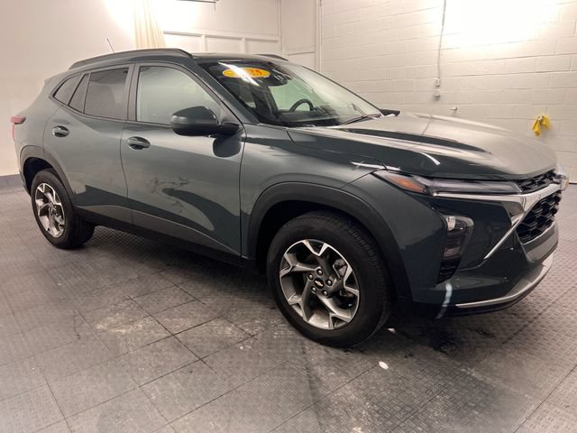 Used 2025 Chevrolet Trax LT FWD image 3