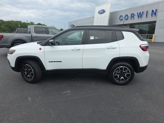 Used 2025 Jeep Compass Trailhawk AWD/4WD image 9