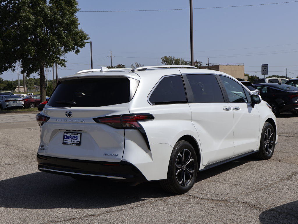 Used 2025 Toyota Sienna Platinum AWD/4WD image 6