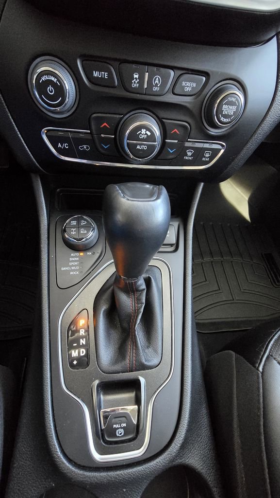 Used 2022 Jeep Cherokee Trailhawk w/ Premium Leather Package image 23