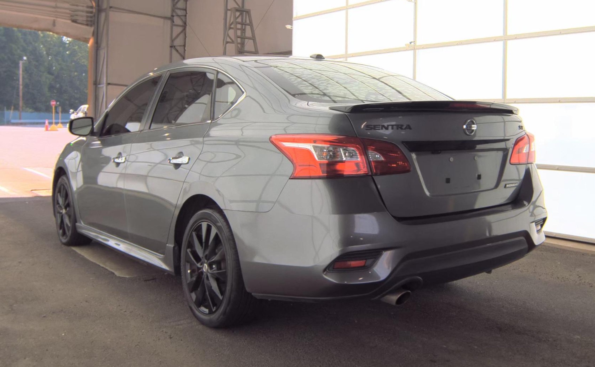 Used 2018 Nissan Sentra SR w/ SR Midnight Edition Package FWD image 5