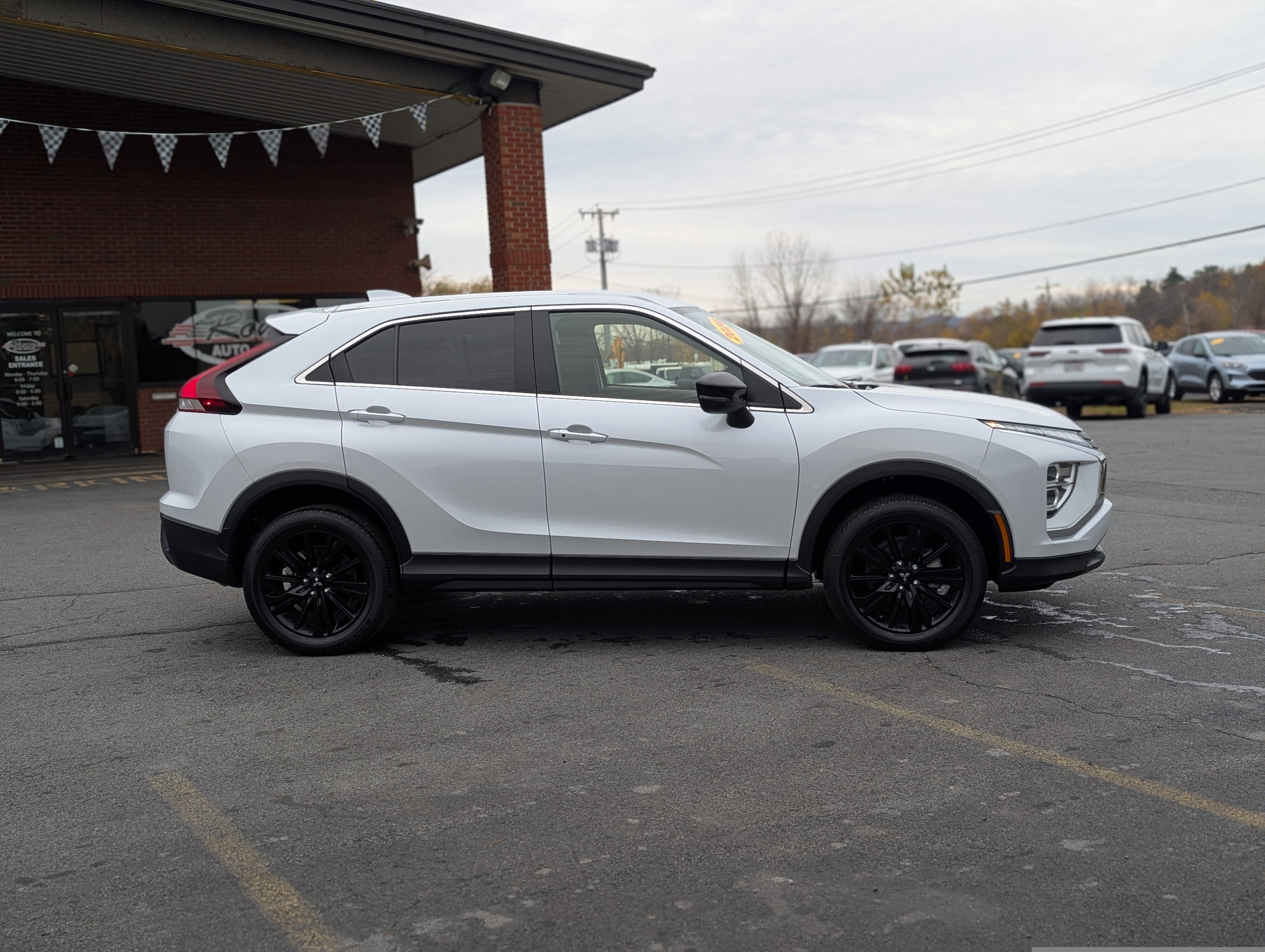 Used 2024 Mitsubishi Eclipse Cross LE image 11