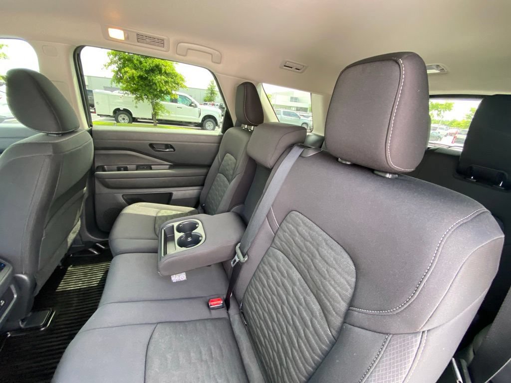 Used 2025 Nissan Pathfinder SV FWD image 24