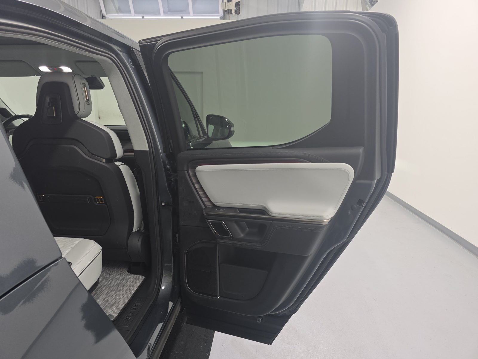Used 2022 Rivian R1T Adventure AWD/4WD image 19