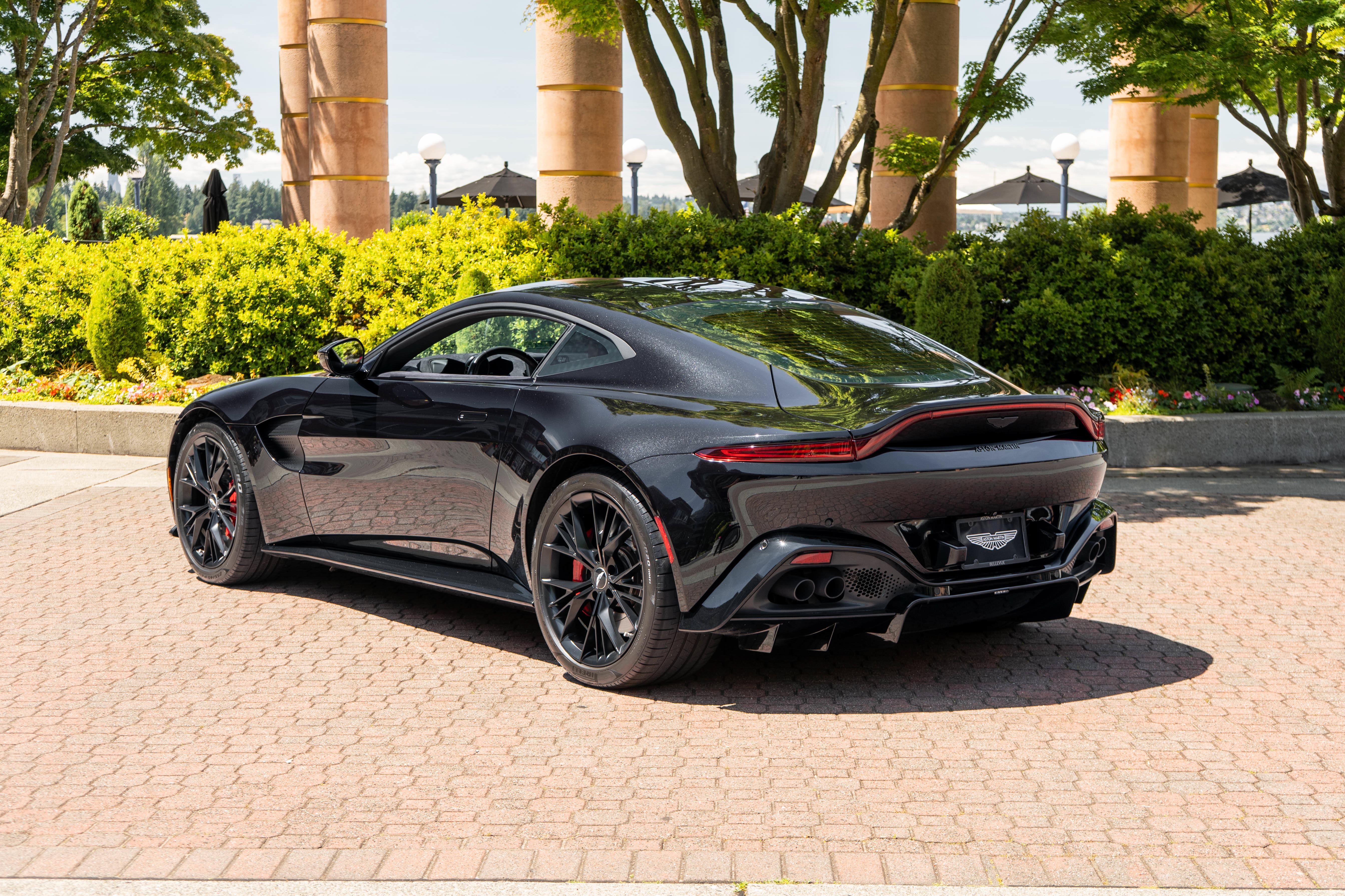 Used 2021 Aston Martin V8 Vantage Coupe RWD image 2