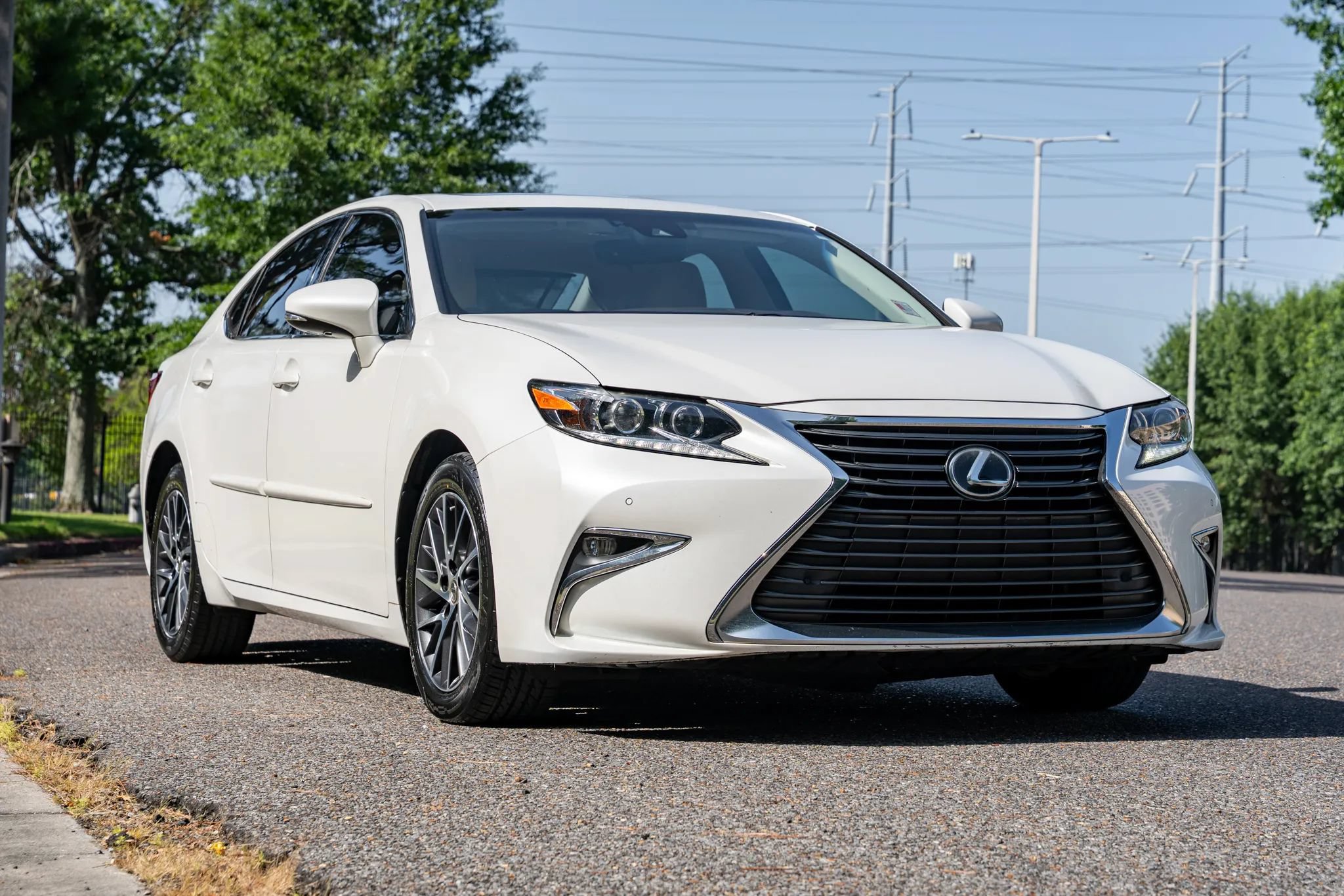 Used 2017 Lexus ES 350 w/ Luxury Package FWD image 3