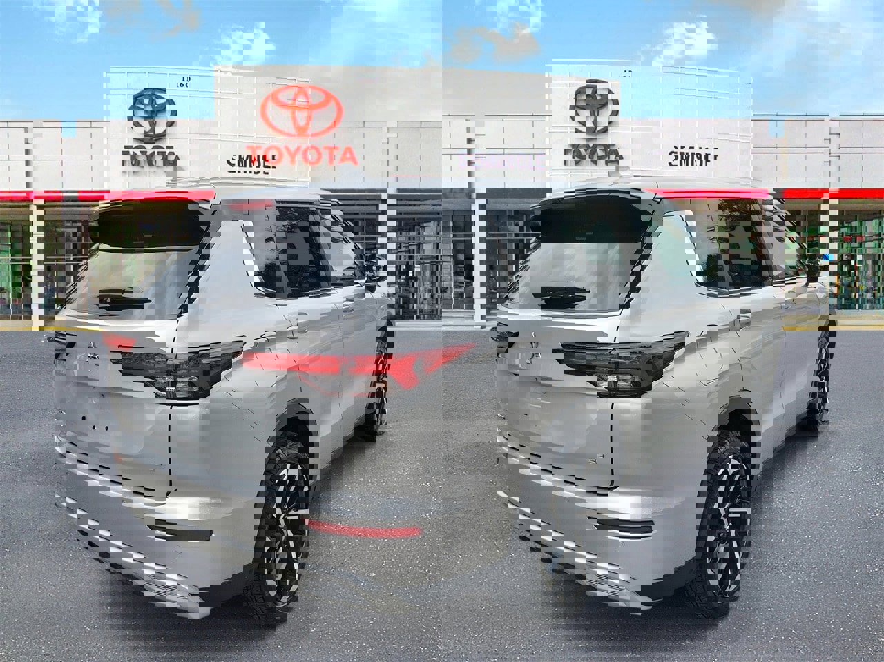 Used 2024 Mitsubishi Outlander SE image 3