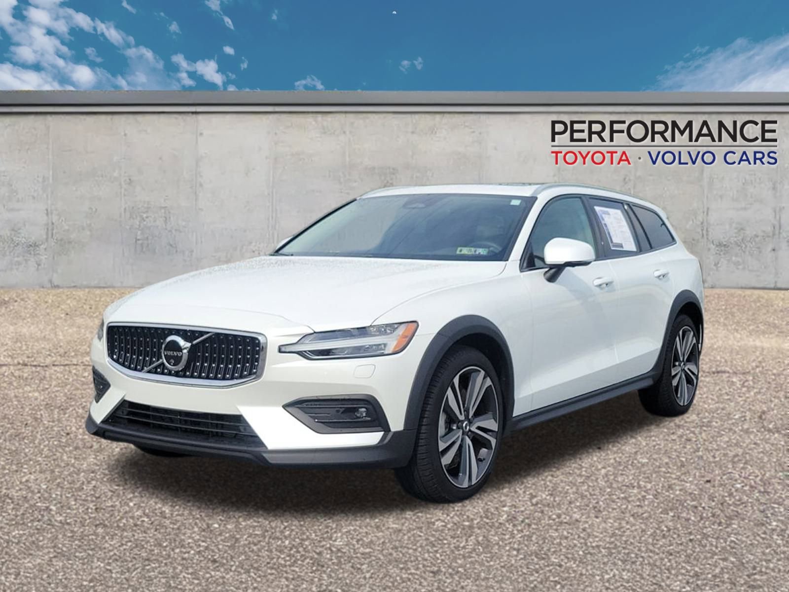 Certified 2025 Volvo V60 B5 Cross Country Plus w/ Protection Package Premier