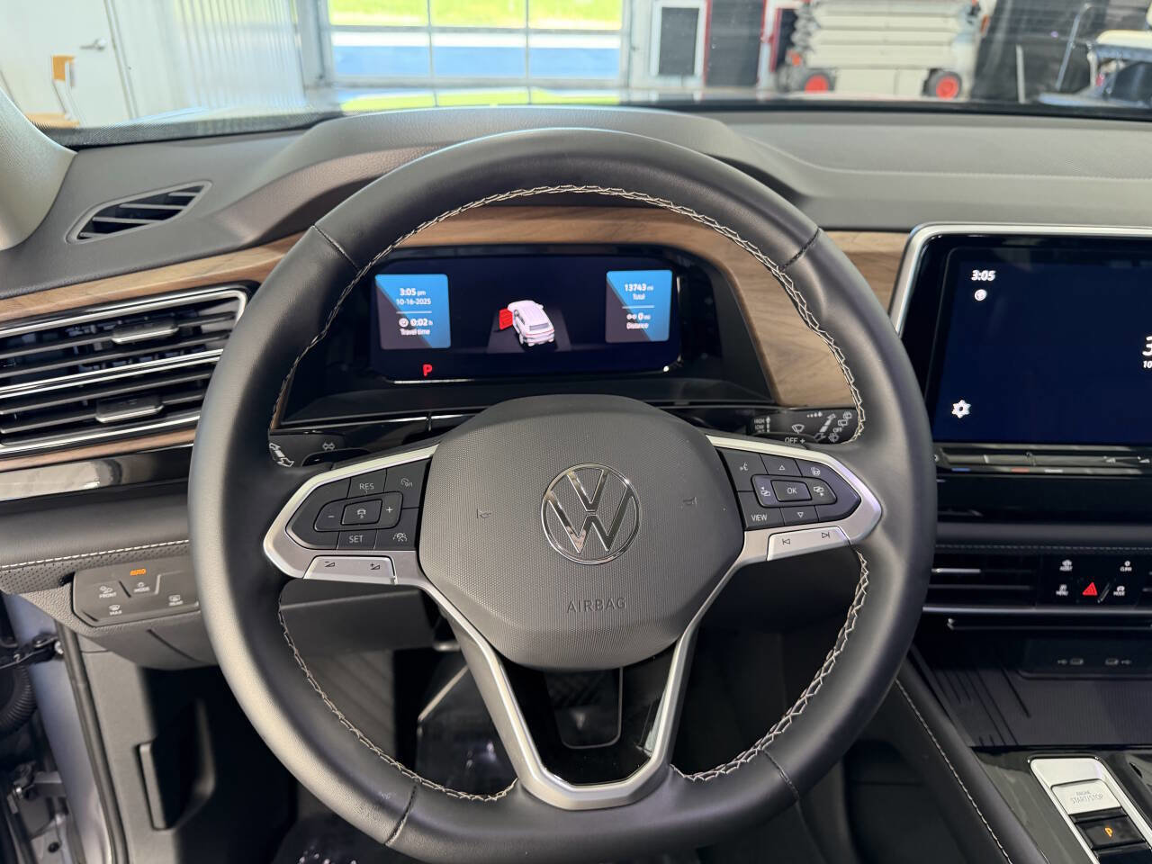 Used 2025 Volkswagen Atlas SE image 30