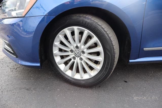 Used 2017 Volkswagen Passat 1.8T SE FWD image 2