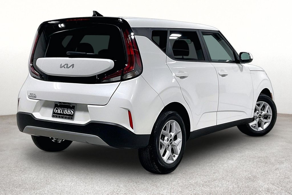 Used 2025 Kia Soul LX w/ LX Technology Package FWD image 2
