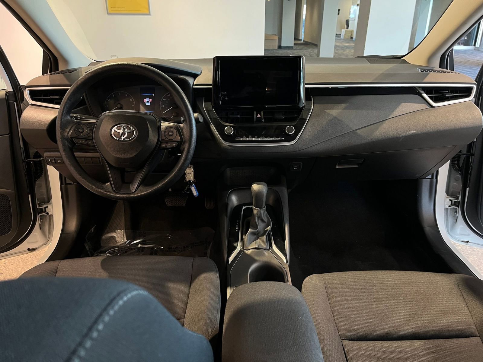 Used 2025 Toyota Corolla LE image 33